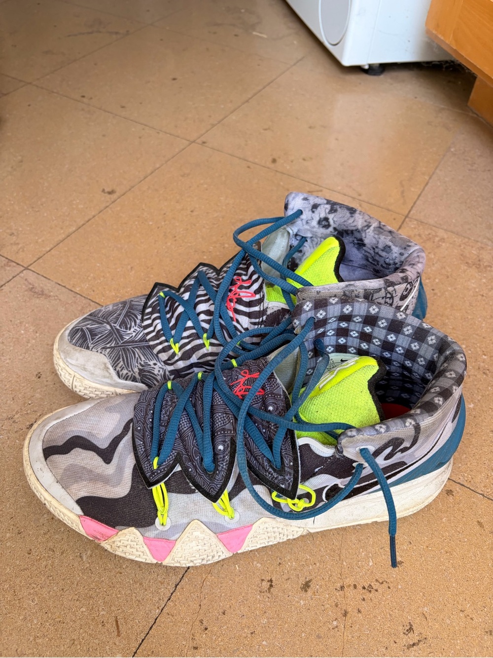 Athletic basketball sneakers
